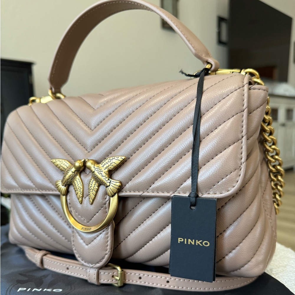 Description

Classic Lady Love Bag Puff bag in padded nappa leather!
